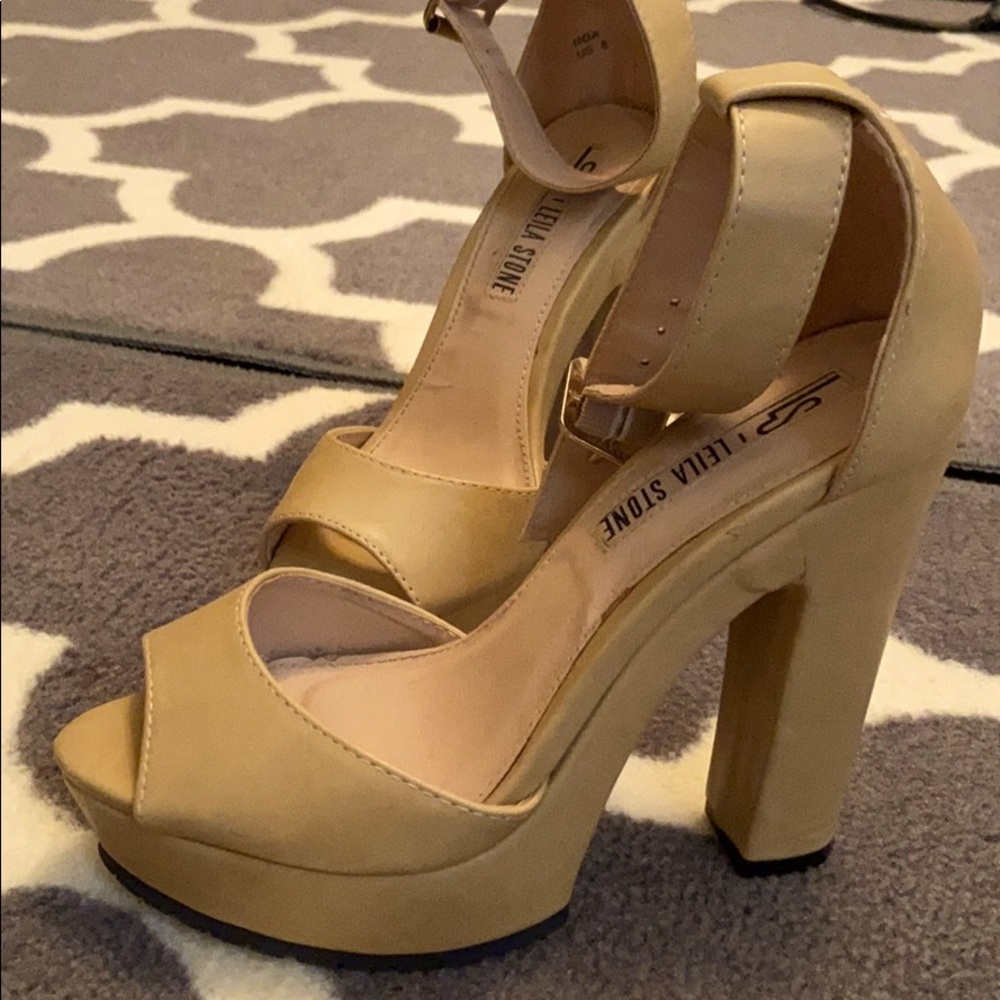 Beautiful peep toe platform pumps